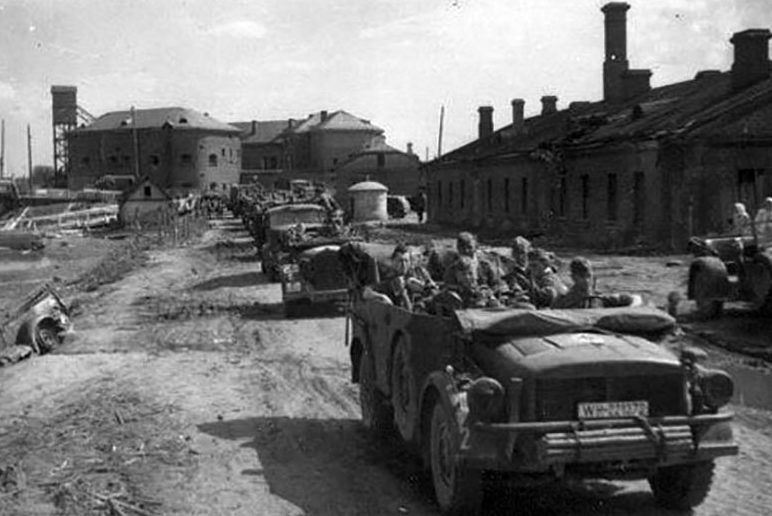 Немецкие войска входят в город. 28 июня 1941 г.