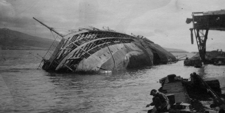 Санитарный транспорт «Украина» потопленный немецкой авиацией 2 июля 1942 года у причала в Новороссийске. 