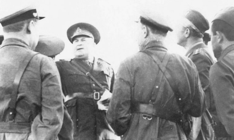 Советские и румынские офицеры на переговорах во время Бессарабской операции. Июль 1940 г. 