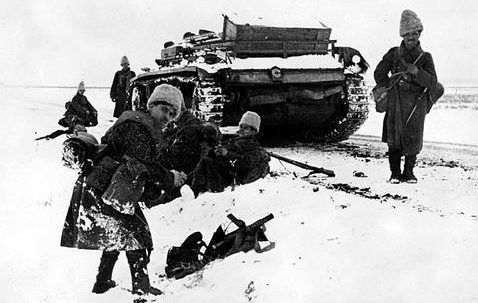 Пехотинцы 4-й румынской армии отдыхают на дороге под Сталинградом. 1942 г.