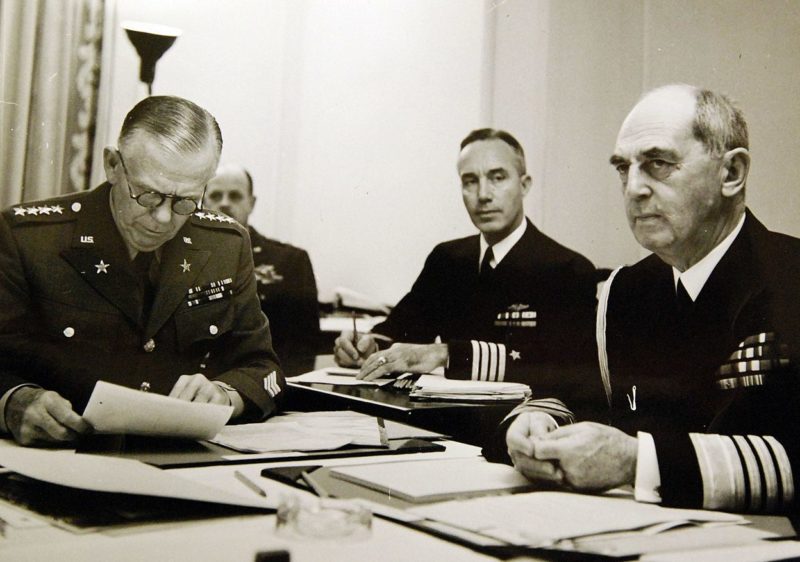 Генерал Джордж К. Маршалл (слева) и адмирал Уильям Д. Лихи (справа) во время конференции начальников штабов в Шато Фронтенак.