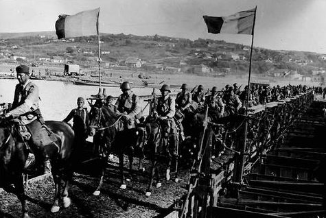 Румынская кавалерия пересекает р. Прут . 1941 г. 