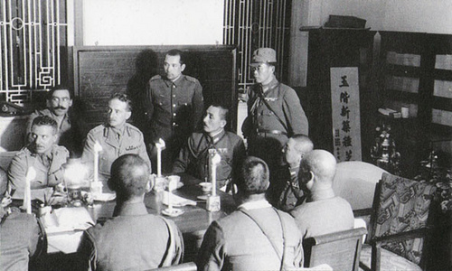 Переговоры британского командования с японским о капитуляции Гонконга.