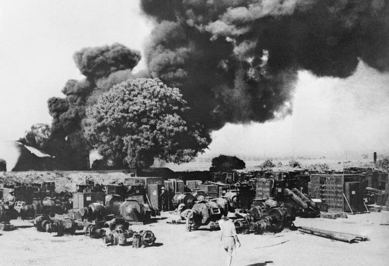 Уничтоженное электрооборудование и нефтяные установки англичанами в Енангуане в рамках политики «выжженной земли» перед лицом японского наступления.