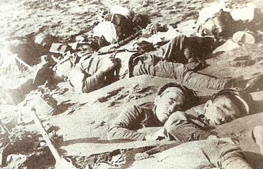 Погибшие японские солдаты на берегу Кота-Бару. 