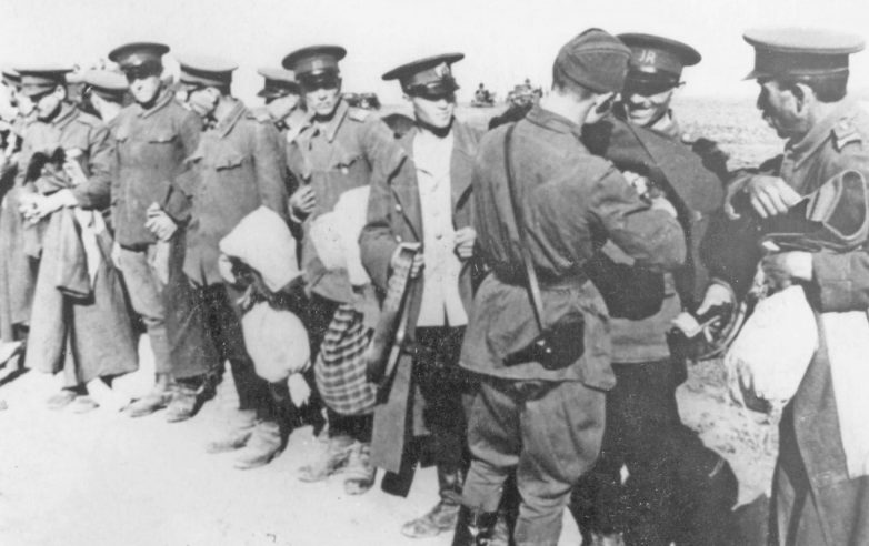 Советский офицер во время разоружения румынских жандармов в Бессарабии. Июль 1940 г.