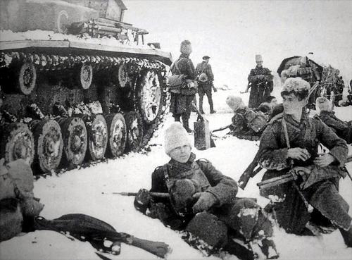 Пехотинцы 4-й румынской армии отдыхают на дороге под Сталинградом. 1942 г.