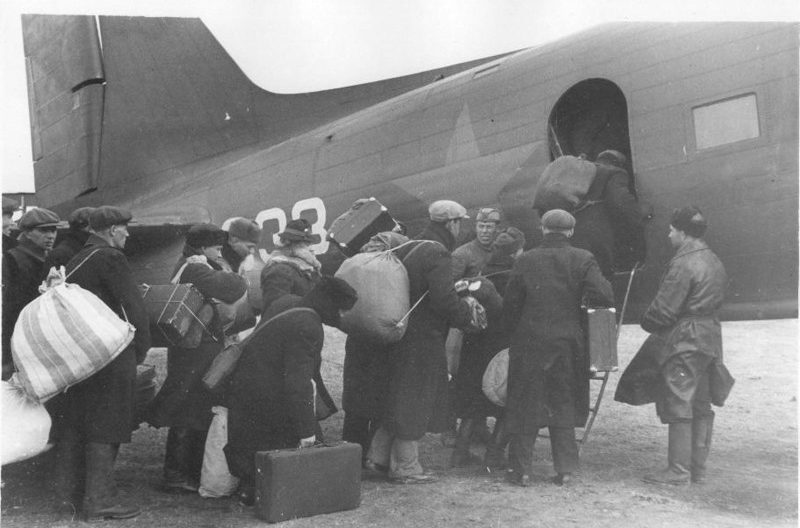 Эвакуация ленинградцев по воздуху.
