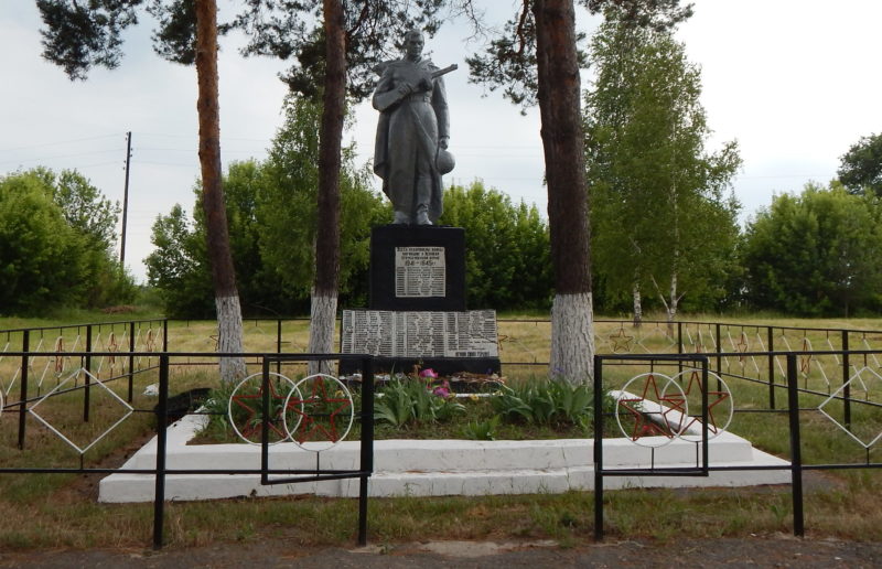 с. Бобрава Беловского р-на. Памятник по улице Центральной, установленный в 1979 году на братской могиле, в которой похоронено 85 советских воинов, в т.ч. 16 неизвестных.
