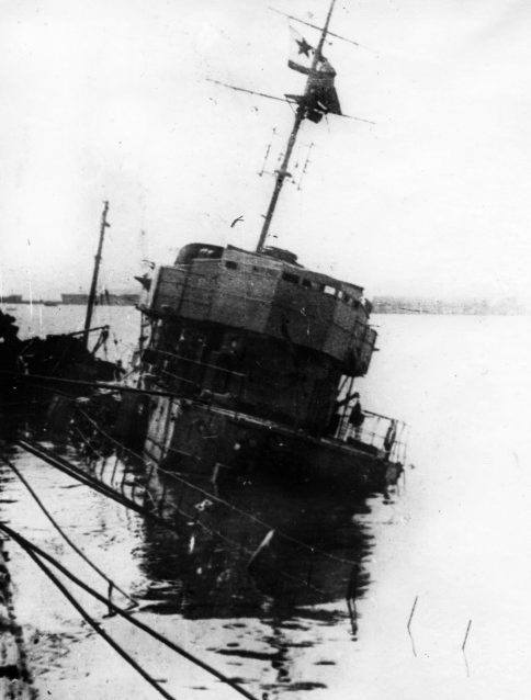 Эсминец «Бдительный», потопленный в Новороссийске. Июль 1942 г. 