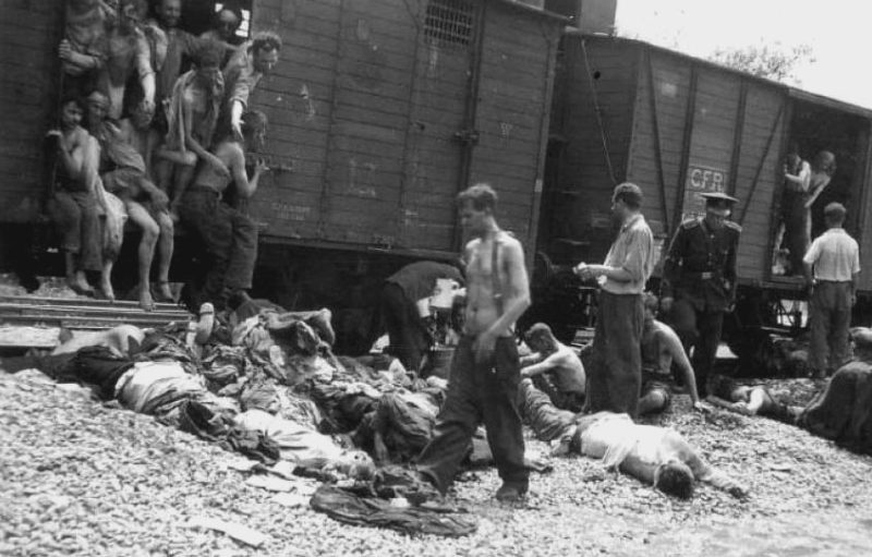 Транспортировка евреев из Ясс в концлагеря. Умерших в пути просто выбрасывали из вагонов.