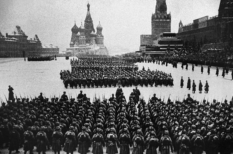 Парад советских войск на Красной площади. 7 ноября 1941 г.