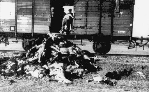 Транспортировка евреев из Ясс в концлагеря. Умерших в пути просто выбрасывали из вагонов. 