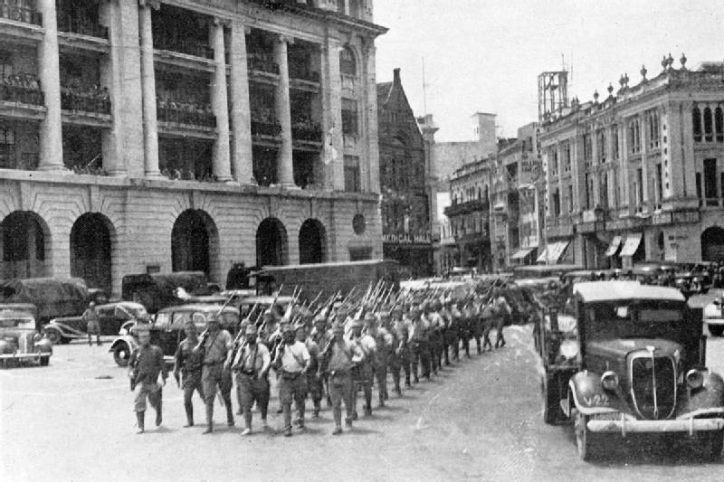 Японские войска на площади Фуллертон в Сингапуре.