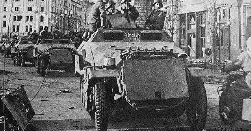 Немецкие войска входят в Харьков. 