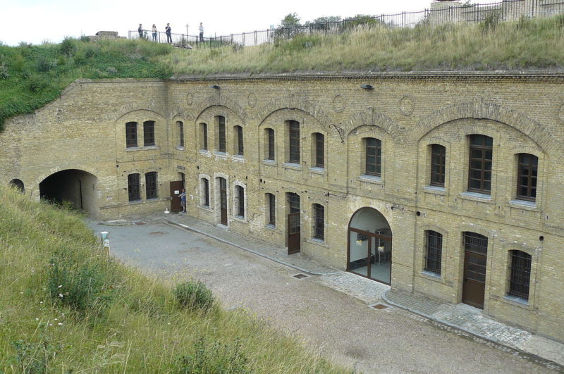 Внутренний двор и казарма форта.