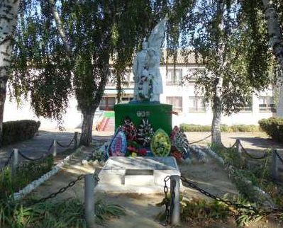 с. Красная Долина Касторенского р-на. Памятник у восьмилетней школы, установленный в 1955 году на братской могиле, в которой похоронено 71 советский воин, в т.ч. 33 неизвестных, погибших в 1943 году. 