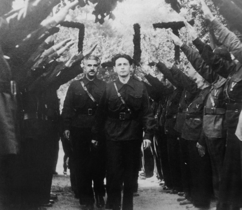 Лидер румынской фашисткой партии «Железная гвардия» Хория Сима на митинге в Бухаресте. Сентябрь 1940 г. 