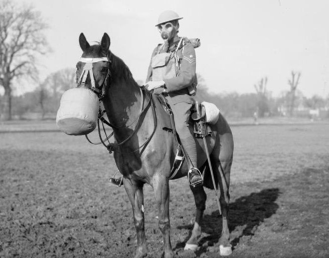 Британская кавалерия в противогазах. 1939 г. 
