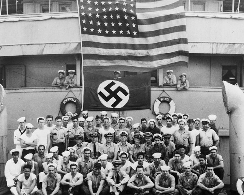 Команда крейсера «Омаха» позирует на захваченном немецком судне «Оденвальд». Ноябрь 1941 г.