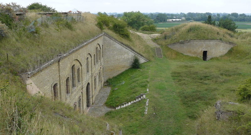 Внутренний двор и казарма форта.