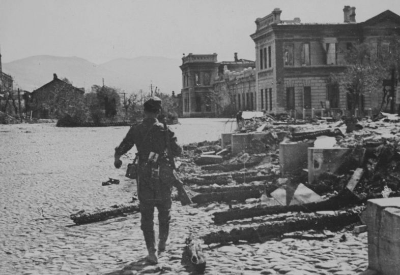 Немецкий солдат на площади захваченного Новороссийска. Сентябрь 1942 г. 