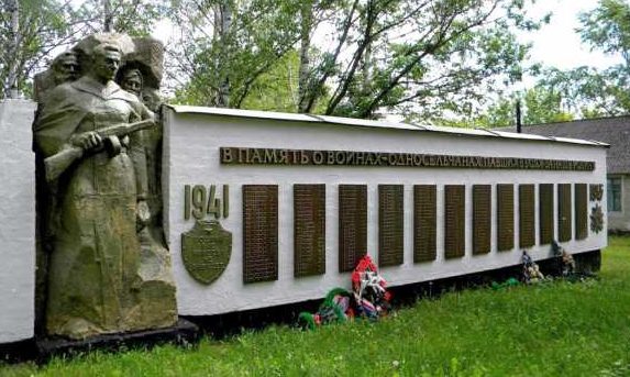 с. Мелавка Касторенского р-на. Памятник землякам, погибшим в годы войны. 
