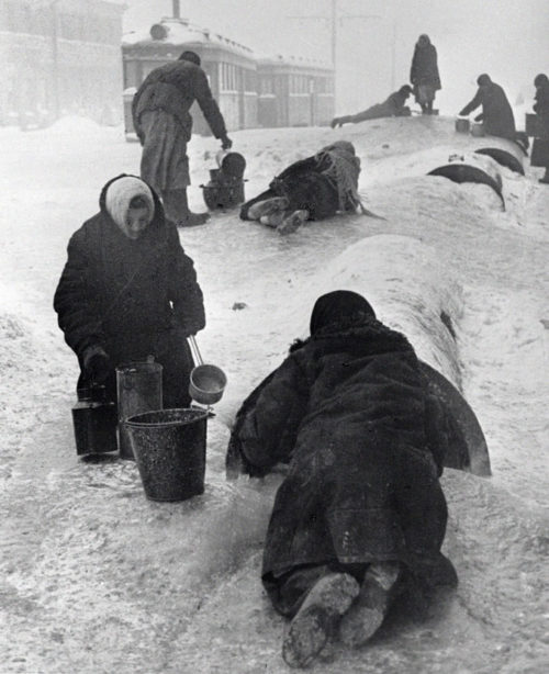 Ленинградцы берут воду из сломанного водопровода.