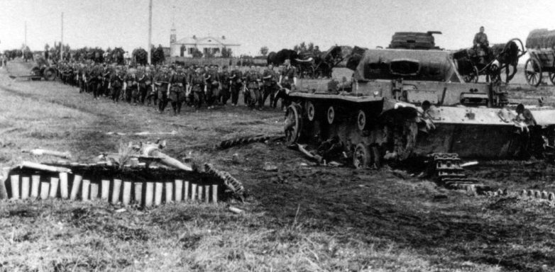Подбитый немецкий танк и могила экипажа рядом с ним. Июнь 1941 г. 