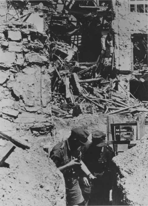 Горные егеря Вермахта в окопе разрушенного Новороссийска. Сентябрь 1942 г.