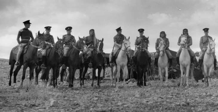 Британские и арабские кавалеристы во время поиска источников воды в районе Аин Хамды в долине Бекаа. Ноябрь 1940 г. 