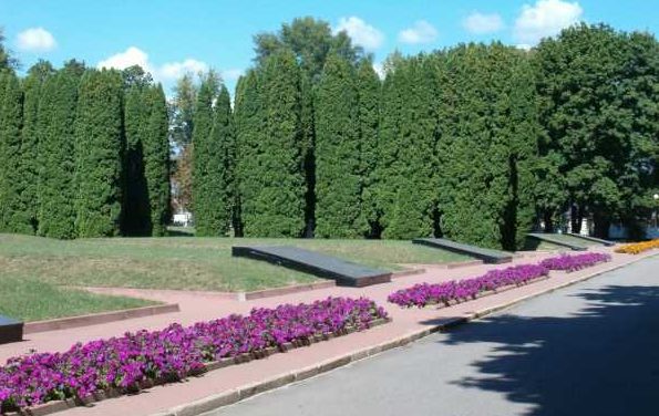 Памятник, установленный у 10 братских могил, в которых захоронено 2930 советских воинов, в т.ч. 30 неизвестных.