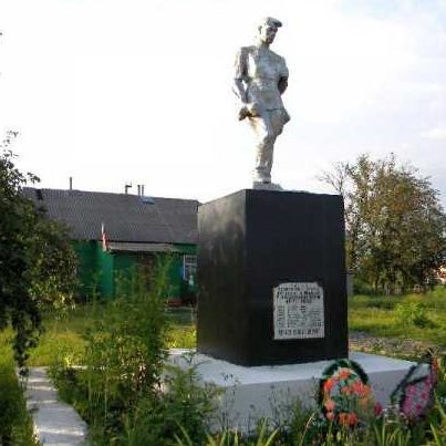 с. Илек. Беловского р-на. Памятник, установленный на братской могиле, в которой захоронено 10 советских воинов. 