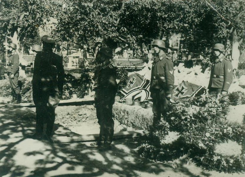 Похороны немецких солдат в сквере возле кинотеатра «Товарищ». Июнь 1941 г. 