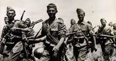 Румынская пехота под Сталинградом. 1942 г. 