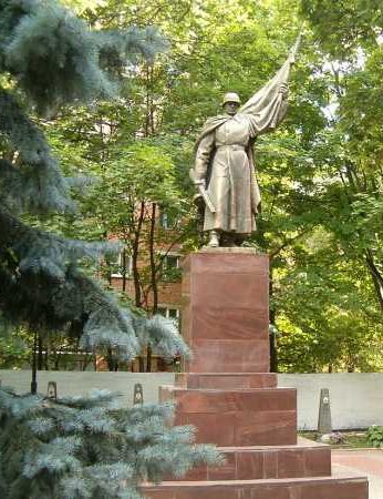 Памятник, установленный у 10 братских могил, в которых захоронено 2930 советских воинов, в т.ч. 30 неизвестных.