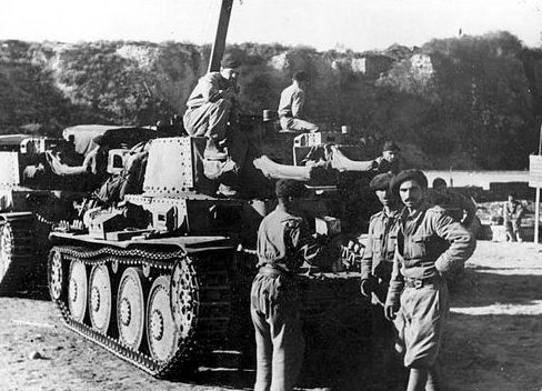Танки румынского 2-го танкового полка в Крыму. 1942 г. 