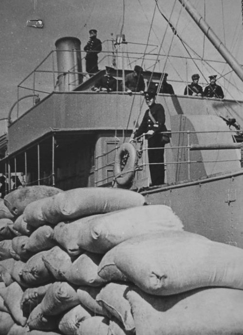 Военный транспорт «Ханси» с мукой прибыл в порт Осиновец.
