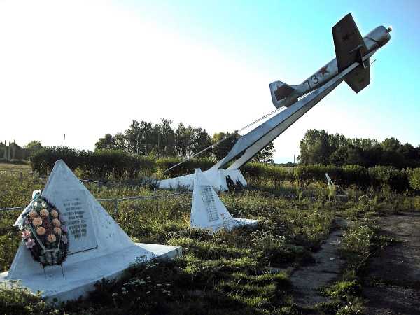 п. Коммунар Беловского р-на. Памятник погибшим лётчикам на Курской дуге, установленный на бывшем аэродроме.