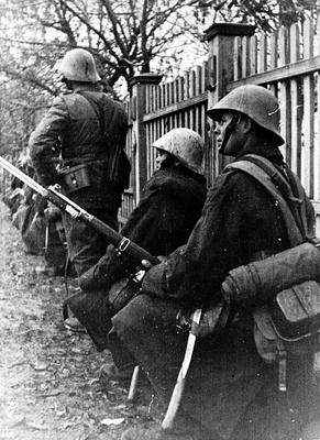 Румынская пехота в советской деревне. 1942 г. 