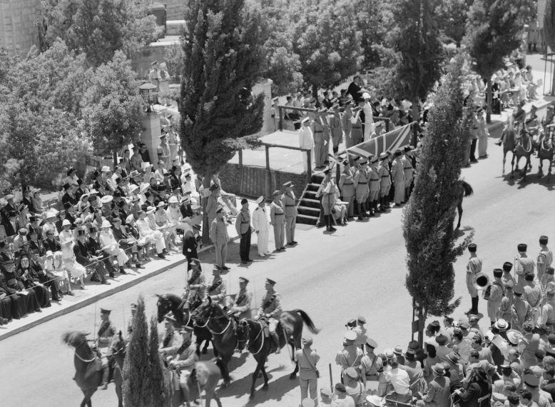 Кавалеристы-арабы британской армии на улице Иерусалима во время парада. Июнь 1945 г. 