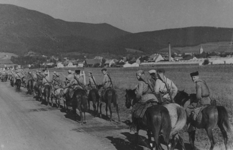 Колонна советских кавалеристов на марше по дороге в Румынии. 1944 г. 
