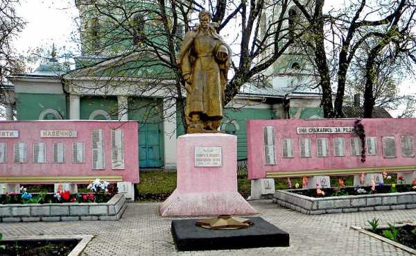 с. Афанасьево Обоянского р-на. Памятник, установленный в 1948 году на братской могиле, в которой захоронен 171 советский воин, в т.ч. 142 неизвестных. 