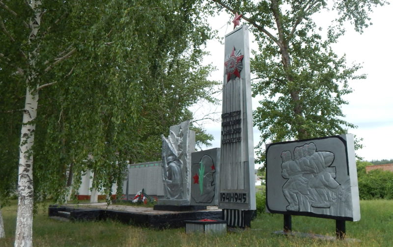 д. Корочка Беловского р-на. Мемориал в честь воинов-земляков, погибших в годы войны.