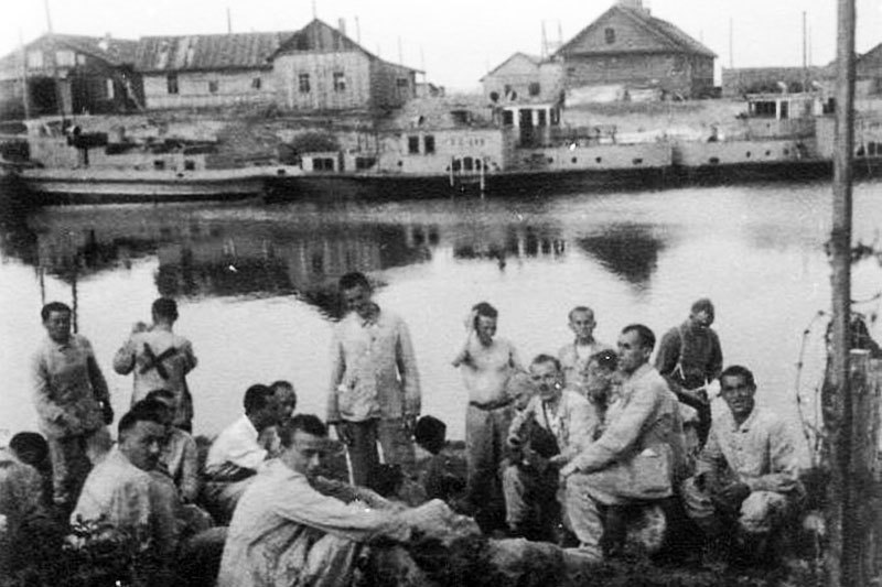Советские военнопленные на берегу Березины. Июнь 1941 г.