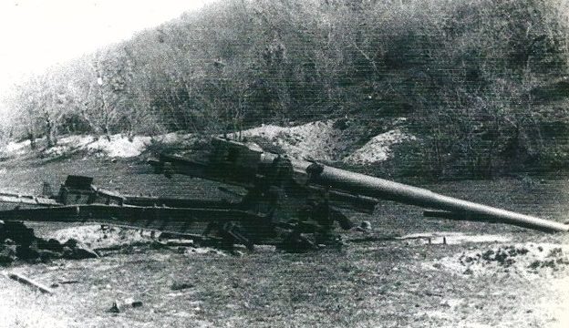 Разбитое орудие на мысе Мысхако. 1942 г. 