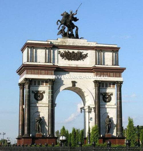 Триумфальная арка на вершине, которой установлена скульптура Георгия Победоносца.