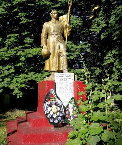 х. Кучеров Беловского р-на. Памятник, установленный в 1963 году в парке сельскохозяйственного техникума на братской могиле, в которой похоронен 71 советский воин, в т.ч. 37 неизвестных, погибших в феврале 1943 года.
