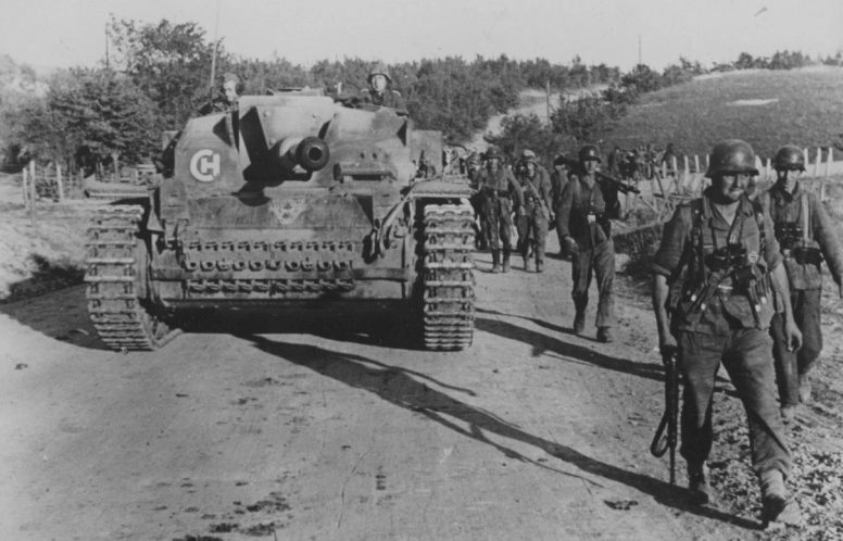 Немецкие войска на дороге под Новороссийском. Сентябрь 1942 г. 