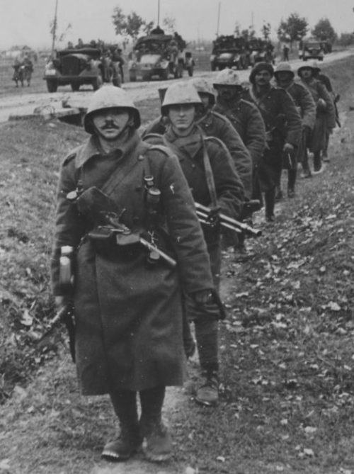Румынская пехота на марше. Восточный фронт. 1942 г.